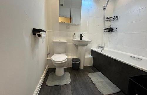 Broxbourne Maison | Lux 1 bedroom and a private bathroom in a shared flat with free parking and Netflix