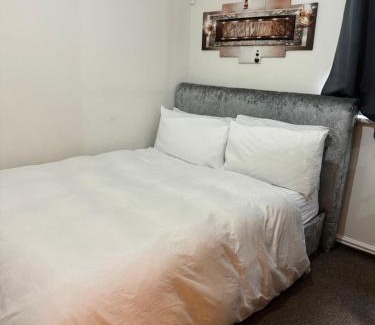 Broxbourne Maison | Lux 1 bedroom and a private bathroom in a shared flat with free parking and Netflix
