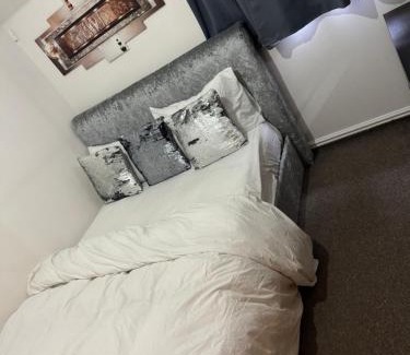 Broxbourne Maison | Lux 1 bedroom and a private bathroom in a shared flat with free parking and Netflix