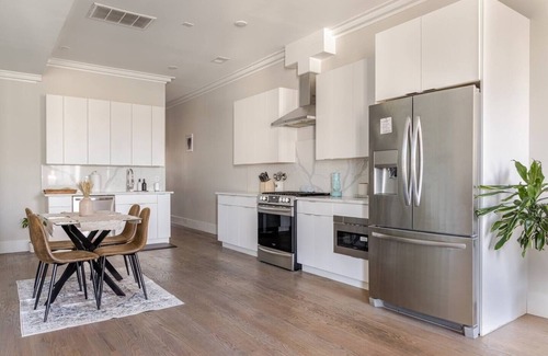 McGinley Square Copropriété | LUX 3BR Oasis with Parking & Rooftop Minutes to NYC
