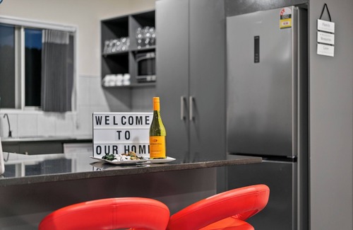 Flat Bush Maison | Lux 4 bdroom in Manukau with Spa, Patio and Light Breakfast