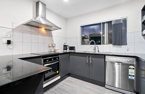 Flat Bush Maison | Lux 4 bdroom in Manukau with Spa, Patio and Light Breakfast