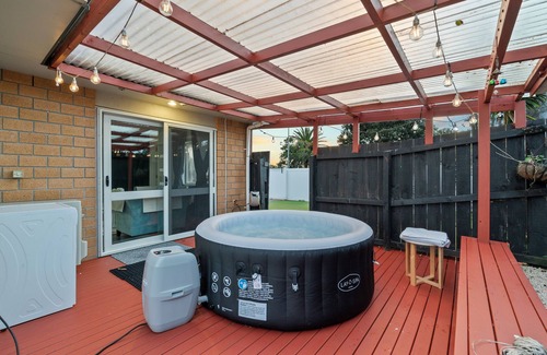 Flat Bush Maison | Lux 4 bdroom in Manukau with Spa, Patio and Light Breakfast