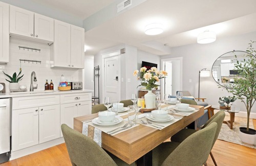 Mid-Cambridge Appartement | Lux 4 Bedrooms/2 Bathrooms. Walk to Harvard, T line + Free Parking