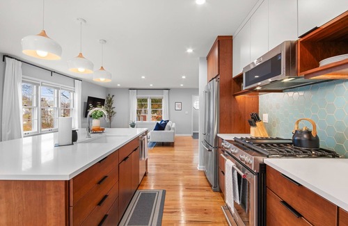 Arborview Neighborhood Maison | LUX 4b/2ba w/Sauna Theatre Hot Tub near Downtown
