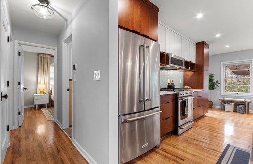 Arborview Neighborhood Maison | LUX 4b/2ba w/Sauna Theatre Hot Tub near Downtown