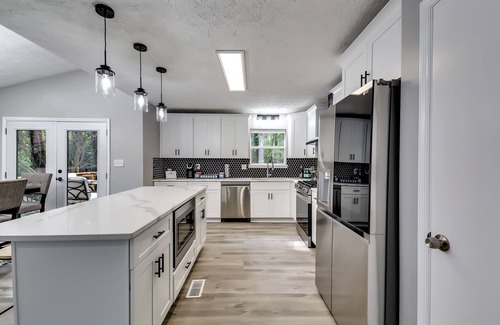 Johns Creek Maison | Lux 4BR Retreat: 86" Smart TV, 3BT, Deck & Grill in Alpharetta