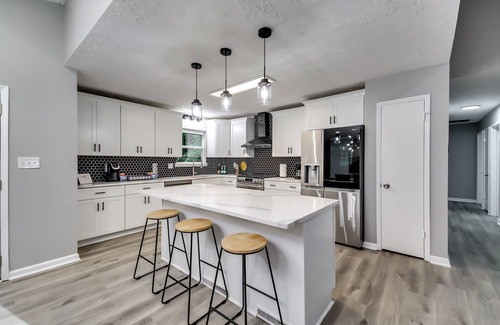 Johns Creek Maison | Lux 4BR Retreat: 86" Smart TV, 3BT, Deck & Grill in Alpharetta