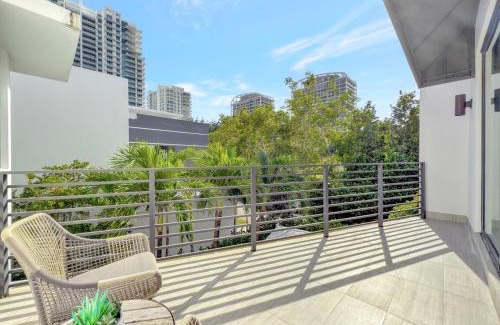 Coconut Grove Maison | Lux 4BR Retreat with Heated Pool, BBQ, and Bikes