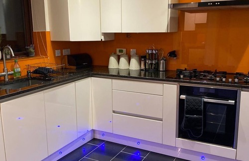 Milton Keynes Maison | Lux 5 bedroom Ulverston House with free parking