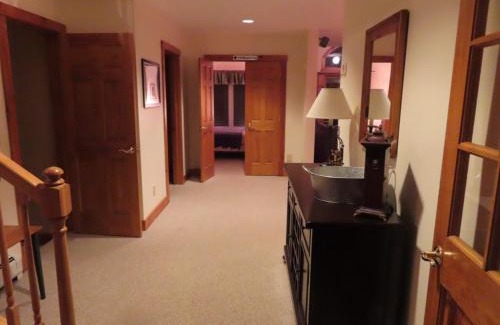 North Troy Maison | Lux 5BR 4BA SV125 SKI In Out, 18-hole Championship Golf Course, Water Park, pet friendly