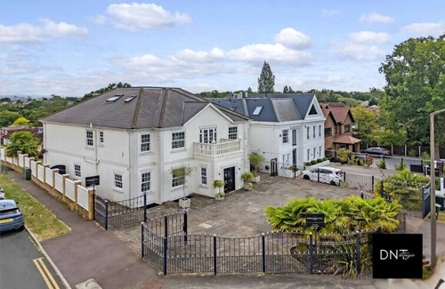 Redbridge Maison | Lux 7BR Chigwell House & Garden