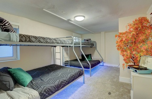 Curtis Park Maison | Lux Bach Retreat: Prime Location, 420ok! Sleeps 20