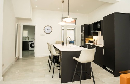 Queens Quarter Maison | Moderne-4 BDR-Salle de bain et douche-Maison-Vue sur Rue