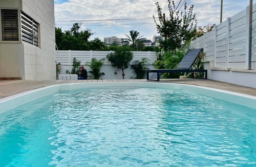 Holon Maison | Lux & Comfy ~ Pool ~ Queen Beds