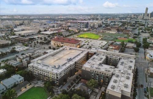 Fort Worth Appartement | Lux Downtown Fort Worth Retreat, Resort Style Pool, Gym and Parking