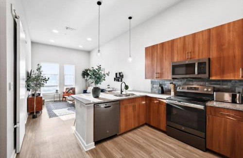 Fort Worth Appartement | Lux Downtown Fort Worth Retreat, Resort Style Pool, Gym and Parking
