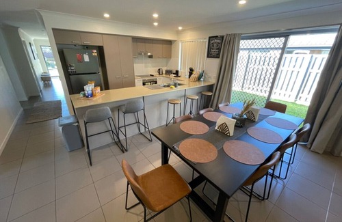 Burpengary East Maison | LUX Exotic Holiday House in Burpengary East