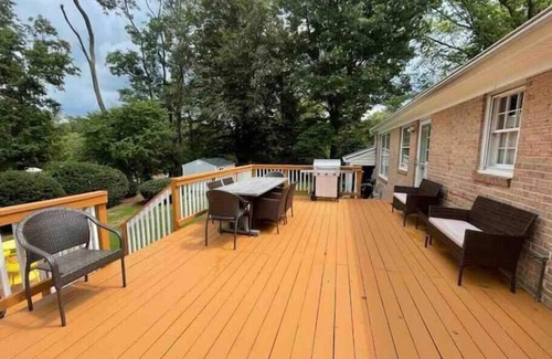 Colesville Maison | Lux Family Xcape with HotTub, Fireplace, Deck, BBQ