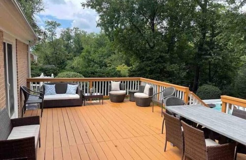 Colesville Maison | Lux Family Xcape with HotTub, Fireplace, Deck, BBQ