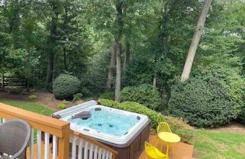 Colesville Maison | Lux Family Xcape with HotTub, Fireplace, Deck, BBQ