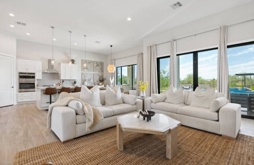 Pinnacle Peak Maison | Desert Oasis W/ Free Heated Pool + Hot Tub + Basketball Court + Golf Simulator!