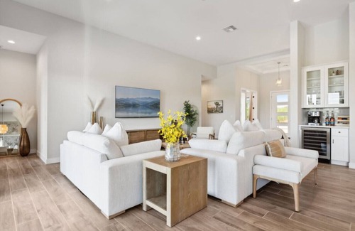 Pinnacle Peak Maison | Desert Oasis W/ Free Heated Pool + Hot Tub + Basketball Court + Golf Simulator!