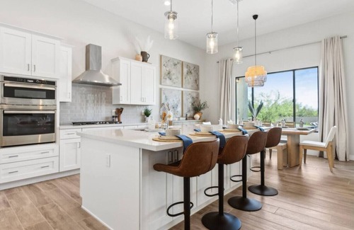 Pinnacle Peak Maison | Desert Oasis W/ Free Heated Pool + Hot Tub + Basketball Court + Golf Simulator!