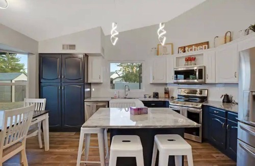 Templeton Manor Maison | Lux Home Near Downtown Gilbert and Chandler-4 Bdrm w/ Pool Table-Pool-Park