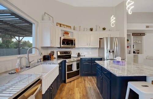 Templeton Manor Maison | Lux Home Near Downtown Gilbert and Chandler-4 Bdrm w/ Pool Table-Pool-Park