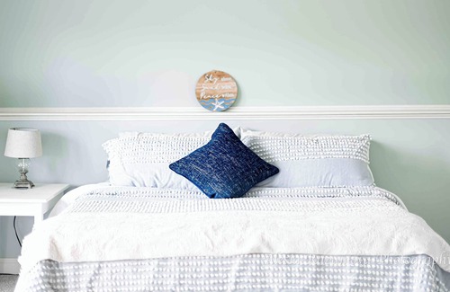 Hull Appartement | Lux KING Bed, Fireplace w/ Patio — 5 min from the beach!