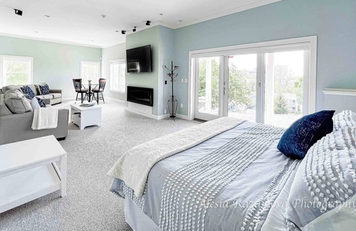 Hull Appartement | Lux KING Bed, Fireplace w/ Patio — 5 min from the beach!