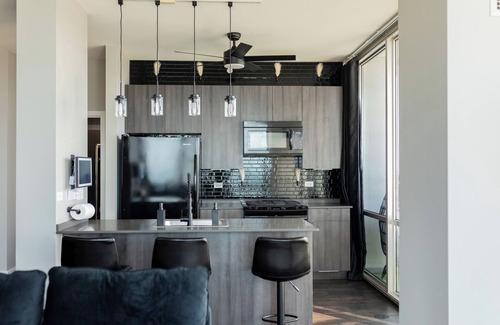 Near South Side Appartement | Lux Loop Retreat: Amazing Views, Free Parking