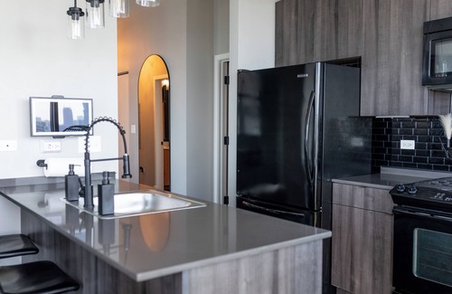Near South Side Appartement | Lux Loop Retreat: Amazing Views, Free Parking
