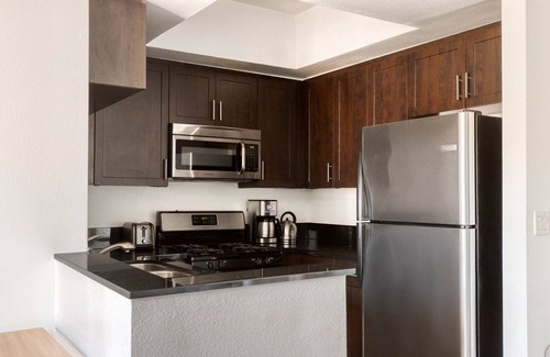 La Brea Appartement | Lux Mid-Wilshire 2BR w/ Sundeck, BBQ, near The Grove, by Blueground