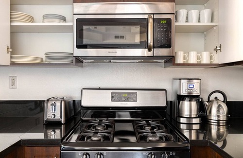 La Brea Appartement | Lux Mid-Wilshire 2BR w/ Sundeck, BBQ, near The Grove, by Blueground