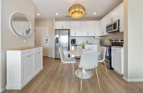North Park Appartement | LUX Oasis North Park King Beds Workspaces Parking