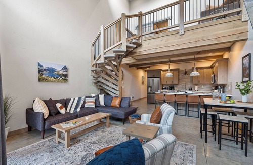 Coram Copropriété | Lux Retreat! Hot Tub! Game Room! 6 Mins to GNP