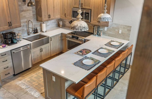 Coram Copropriété | Lux Retreat! Hot Tub! Game Room! 6 Mins to GNP