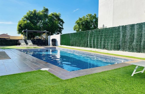 Dos Hermanas Chalet De Ski | Lux Villa with Year-Round Heated Pool, beautiful outdoor space & Game Room
