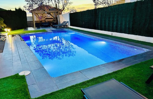 Dos Hermanas Chalet De Ski | Lux Villa with Year-Round Heated Pool, beautiful outdoor space & Game Room
