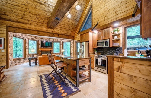 Broken Bow Cabine | Luxe 1 Bedroom W/Spa-like Bathroom, Hot Tub, Traeger Smoker, Location!