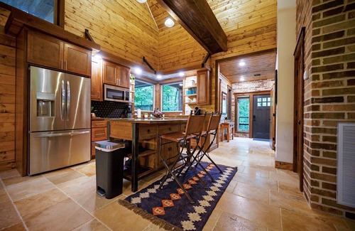 Broken Bow Cabine | Luxe 1 Bedroom W/Spa-like Bathroom, Hot Tub, Traeger Smoker, Location!