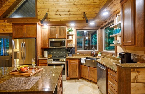 Broken Bow Cabine | Luxe 1 Bedroom W/Spa-like Bathroom, Hot Tub, Traeger Smoker, Location!