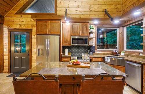 Broken Bow Cabine | Luxe 1 Bedroom W/Spa-like Bathroom, Hot Tub, Traeger Smoker, Location!