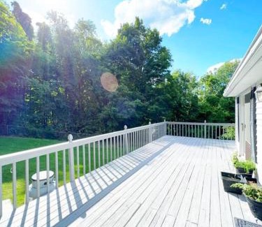 Vernon Maison | Luxe 10 guest Cottage Ski-Golf-Firepit-Lakes-Hike