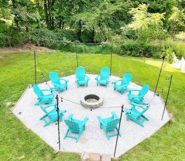 Vernon Maison | Luxe 10 guest Cottage Ski-Golf-Firepit-Lakes-Hike