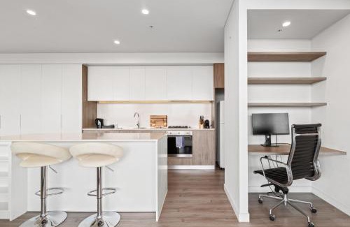 Lidcombe Appartement | Luxe 2-Bed: Modern Interiors Balcony & BBQ Area
