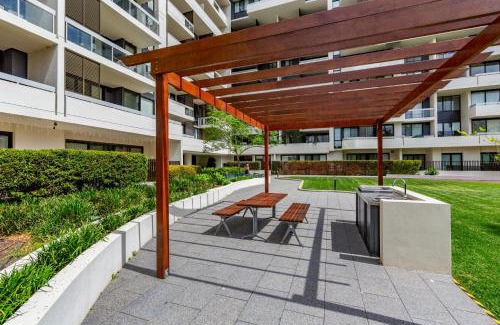 Lidcombe Appartement | Luxe 2-Bed: Modern Interiors Balcony & BBQ Area
