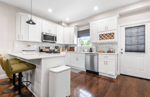 The Heights Copropriété | Luxe 2-Bedroom Home with AC, Fast WiFi, Private Patio, Gameroom 15minutes to NYC